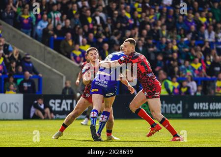 Warrington, Cheshire, Regno Unito. 20 aprile 2024. Super League Rugby: Warrington Wolves vs Leigh Leopards all'Halliwell Jones Stadium. FRANKIE HALTON e BEN MCNAMARA fanno il tackle sul giocatore dei Warrington. Credito James Giblin/Alamy Live News. Foto Stock