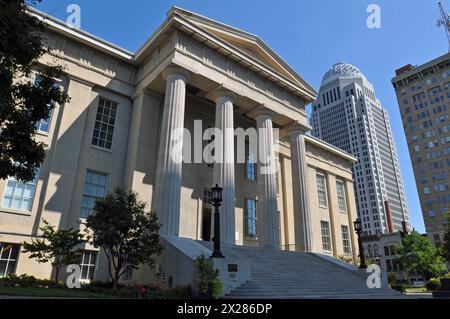 La storica Louisville Metro Hall, ex Jefferson County Court House, e la torre a cupola del 400 West Market, l'edificio più alto del Kentucky. Foto Stock