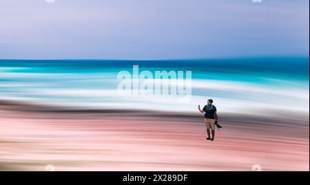 Oceano surreale con un uomo che cammina. Foto Stock