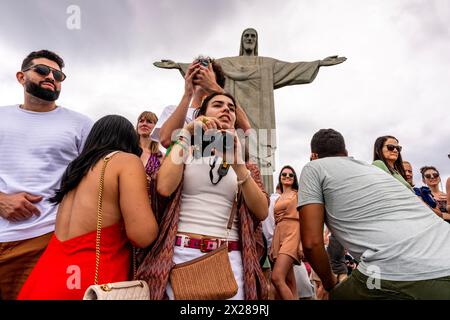 Turisti/visitatori che scattano foto alla statua del Cristo Redentore, Rio de Janeiro, Brasile. Foto Stock