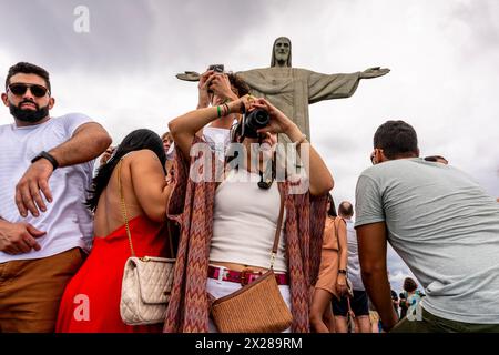 Turisti/visitatori che scattano foto alla statua del Cristo Redentore, Rio de Janeiro, Brasile. Foto Stock