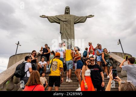 Turisti/visitatori presso la statua del Cristo Redentore, Rio de Janeiro, Brasile. Foto Stock