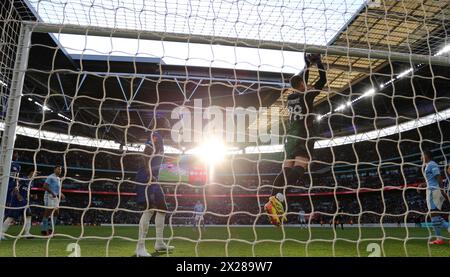 Londra, Regno Unito. 20 aprile 2024. Djordje Petrovic, il portiere del Chelsea salta. La Emirates fa Cup, semifinale, Manchester City contro Chelsea allo Stadio di Wembley a Londra sabato 20 aprile 2024. Solo per uso editoriale. foto di Andrew Orchard/Andrew Orchard fotografia sportiva/Alamy Live News Credit: Andrew Orchard fotografia sportiva/Alamy Live News Foto Stock