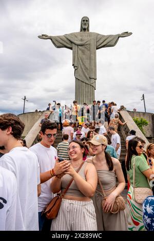 Turisti/visitatori presso la statua del Cristo Redentore, Rio de Janeiro, Brasile. Foto Stock