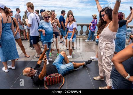 Turisti/visitatori che scattano foto e posano per scattare foto alla statua del Cristo Redentore, Rio de Janeiro, Brasile. Foto Stock