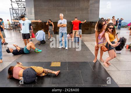 Turisti/visitatori che scattano foto e posano per scattare foto alla statua del Cristo Redentore, Rio de Janeiro, Brasile. Foto Stock