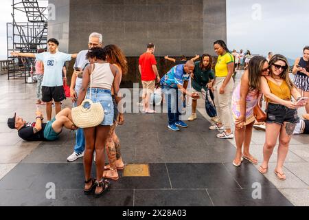 Turisti/visitatori che scattano e posano per scattare foto alla statua del Cristo Redentore, Rio de Janeiro, Brasile. Foto Stock