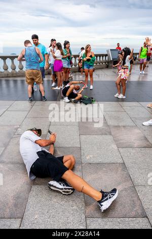 Turisti/visitatori che scattano foto alla statua del Cristo Redentore, Rio de Janeiro, Brasile. Foto Stock