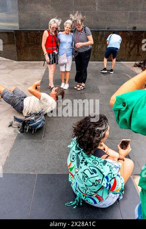 Turisti/visitatori che scattano e posano per scattare foto alla statua del Cristo Redentore, Rio de Janeiro, Brasile. Foto Stock