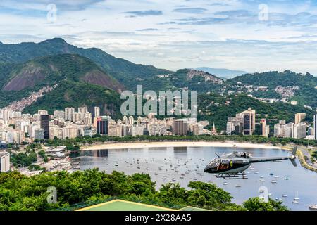 I turisti/visitatori fanno Un giro in elicottero per vedere la statua del Cristo Redentore, Rio de Janeiro, Brasile. Foto Stock