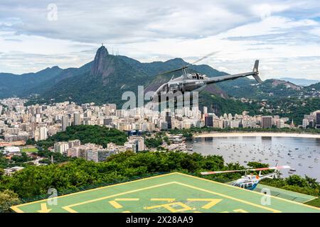 I turisti/visitatori fanno Un giro in elicottero per vedere la statua del Cristo Redentore, Rio de Janeiro, Brasile. Foto Stock