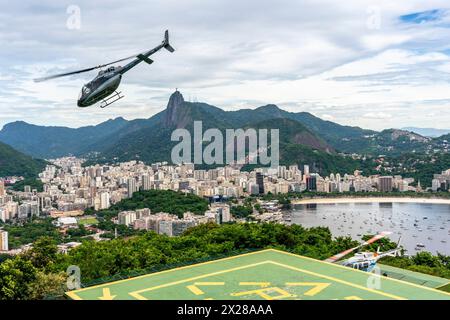 I turisti/visitatori fanno Un giro in elicottero per vedere la statua del Cristo Redentore, Rio de Janeiro, Brasile. Foto Stock