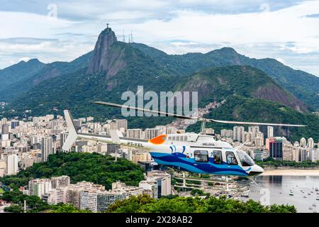 I turisti/visitatori fanno Un giro in elicottero per vedere la statua del Cristo Redentore, Rio de Janeiro, Brasile. Foto Stock