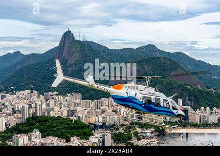 I turisti/visitatori fanno Un giro in elicottero per vedere la statua del Cristo Redentore, Rio de Janeiro, Brasile. Foto Stock