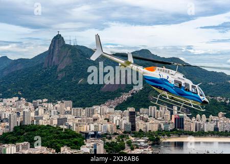 I turisti/visitatori fanno Un giro in elicottero per vedere la statua del Cristo Redentore, Rio de Janeiro, Brasile. Foto Stock