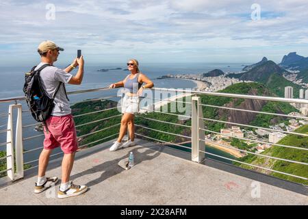 Una giovane coppia che scatta foto delle vacanze con la città di Rio de Janeiro nel backround (immagine presa dal Pan di zucchero), Rio de Janeiro, Rio de Ja Foto Stock