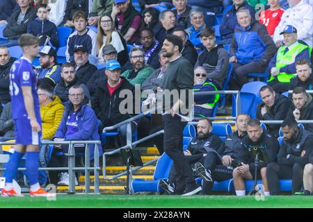 Cardiff, Regno Unito. 20 aprile 2024. Russell Martin, manager del Southampton, urla alla sua squadra per le istruzioni di scavo durante la partita del campionato EFL Skybet, Cardiff City contro Southampton al Cardiff City Stadium di Cardiff, Galles, sabato 20 aprile 2024. Questa immagine può essere utilizzata solo per scopi editoriali. Solo per uso editoriale, foto di Credit: Andrew Orchard Sports Photography/Alamy Live News Foto Stock