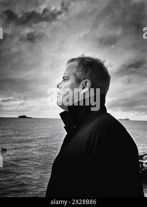 Ritratto del profilo di un uomo di mezza età sulla barca a vela Foto Stock