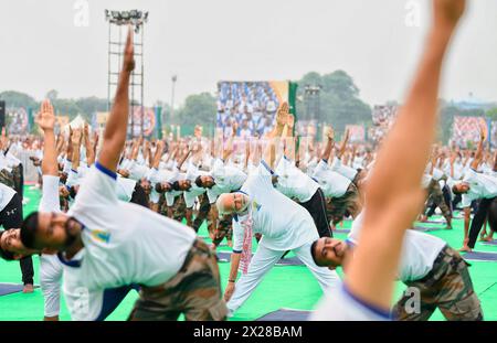 Ranchi, India. 21 giugno 2019. Il primo ministro indiano Narendra modi partecipa a una dimostrazione di Yoga di massa in occasione della quinta giornata Internazionale di Yoga sulla Scuola Prabhat Tara Maidan, 21 giugno 2019 a Ranchi, Jharkhand, India. Credito: PIB Photo/Press Information Bureau/Alamy Live News Foto Stock