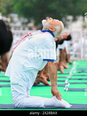 Ranchi, India. 21 giugno 2019. Il primo ministro indiano Narendra modi partecipa a una dimostrazione di Yoga di massa in occasione della quinta giornata Internazionale di Yoga sulla Scuola Prabhat Tara Maidan, 21 giugno 2019 a Ranchi, Jharkhand, India. Credito: PIB Photo/Press Information Bureau/Alamy Live News Foto Stock