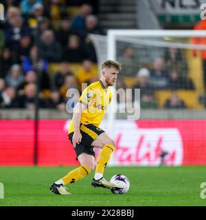 Wolverhampton, Regno Unito. 20 aprile 2024. Tommy Doyle dei Wolves sul pallone durante la partita di Premier League tra Wolverhampton Wanderers e Arsenal a Molineux, Wolverhampton, Inghilterra, il 20 aprile 2024. Foto di Stuart Leggett. Solo per uso editoriale, licenza richiesta per uso commerciale. Non utilizzare in scommesse, giochi o pubblicazioni di singoli club/campionato/giocatori. Crediti: UK Sports Pics Ltd/Alamy Live News Foto Stock