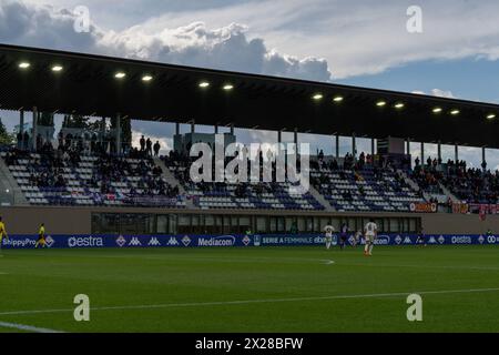 Firenze, Italia. 20 aprile 2024. Firenze, Italia, 20 aprile 2024: Viola Park durante la partita di serie A femminile tra Fiorentina e Roma al Parco Viola di Firenze, Italia. (Sara Esposito/SPP) credito: SPP Sport Press Photo. /Alamy Live News Foto Stock