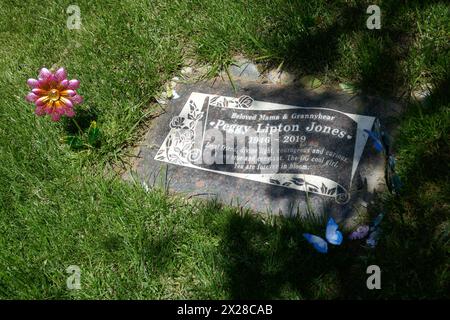 Culver City, California, USA 18 aprile 2024 Actress Peggy Lipton grave presso Hillside Memorial Park il 18 aprile 2024 a Culver City, Los Angeles, California, USA. Foto di Barry King/Alamy Stock Photo Foto Stock