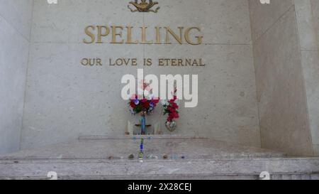 Culver City, California, USA 18 aprile 2024 produttore Aaron Spelling grave nel Mausoleo all'Hillside Memorial Park il 18 aprile 2024 a Culver City, Los Angeles, California, USA. Foto di Barry King/Alamy Stock Photo Foto Stock