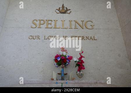 Culver City, California, USA 18 aprile 2024 produttore Aaron Spelling grave nel Mausoleo all'Hillside Memorial Park il 18 aprile 2024 a Culver City, Los Angeles, California, USA. Foto di Barry King/Alamy Stock Photo Foto Stock