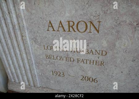 Culver City, California, USA 18 aprile 2024 produttore Aaron Spelling grave nel Mausoleo all'Hillside Memorial Park il 18 aprile 2024 a Culver City, Los Angeles, California, USA. Foto di Barry King/Alamy Stock Photo Foto Stock