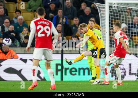 Wolverhampton, Regno Unito. 20 aprile 2024. Tommy Doyle dei Wolves passa il pallone a destra durante la partita di Premier League tra Wolverhampton Wanderers e Arsenal a Molineux, Wolverhampton, Inghilterra, il 20 aprile 2024. Foto di Stuart Leggett. Solo per uso editoriale, licenza richiesta per uso commerciale. Non utilizzare in scommesse, giochi o pubblicazioni di singoli club/campionato/giocatori. Crediti: UK Sports Pics Ltd/Alamy Live News Foto Stock