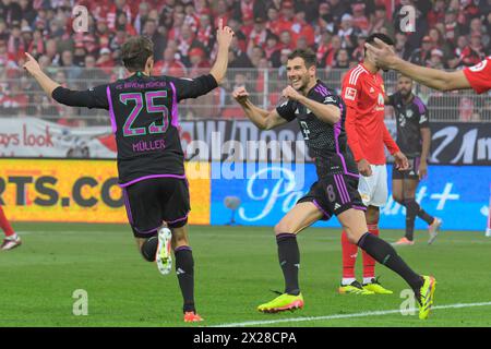 Berlino, Germania. 20 aprile 2024. f.l. Thomas Mueller (FC Bayern Muenchen, #25), Leon Goretzka (FC Bayern Muenchen, #08), celebra il gol, la gioia, il giubilo, tifo, dopo 0:3 - Thomas Mueller (FC Bayern Muenchen, #25), 1. FC Union Berlin vs FC Bayern Muenchen, 1a Bundesliga, calcio, DFB, Bundesliga, stagione 2023/2024, alte Foersterei, 30° giorno della partita, credito: HMB Media/Uwe Koch/Alamy Live News LE NORMATIVE DFB/DFL VIETANO QUALSIASI USO DI FOTOGRAFIE COME SEQUENZE DI IMMAGINI E/O QUASI-VIDEO, 20.04.2024, credito: Heiko Becker/Alamy Live News Foto Stock