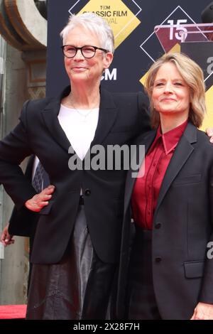 Jamie Lee Curtis, Jodie Foster 04/19/2024 The Hand & Footprint Ceremony in onore di Jodie Foster tenutasi al TCL Chinese Theatre di Los Angeles, CA foto di Izumi Hasegawa/Hollywood News Wire Inc Crediti: Hollywood News Wire Inc./Alamy Live News Foto Stock