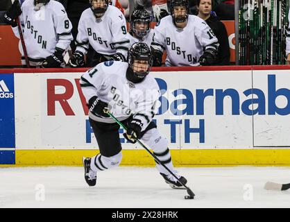 Newark, New Jersey, Stati Uniti. 20 aprile 2024. L'attaccante di Boston Alina Muller (11) durante la partita della PWHL tra Boston e New York al Prudential Center di Newark, New Jersey Mike Langish/CSM/Alamy Live News Foto Stock