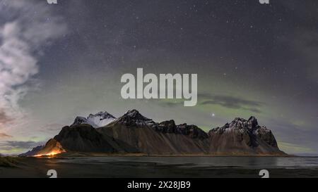 Debole aurora boreale sul monte Vestrahorn, Islanda Foto Stock