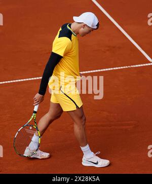 Monaco, Germania. 20 aprile 2024. Holger Rune reagisce durante la semifinale maschile tra Holger Rune di Danimarca e Jan-Lennard Struff di Germania al torneo BMW Open 2024 di Monaco, Germania, il 20 aprile 2024. Crediti: Philippe Ruiz/Xinhua/Alamy Live News Foto Stock