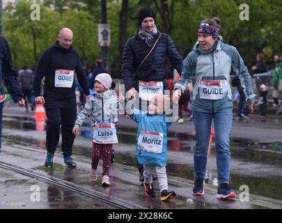 Vienna, Austria. 20 aprile 2024. I bambini e i loro genitori partecipano alla Daily Mile 800 Run 2024 Vienna City Marathon a Vienna, Austria, 20 aprile 2024. Credito: He Canling/Xinhua/Alamy Live News Foto Stock