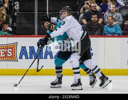 Newark, New Jersey, Stati Uniti. 20 aprile 2024. L'attaccante di Boston Gigi Marvin (19 anni) usa il suo braccio per guadagnare posizione durante la partita della PWHL tra Boston e New York al Prudential Center di Newark, New Jersey Mike Langish/CSM/Alamy Live News Foto Stock