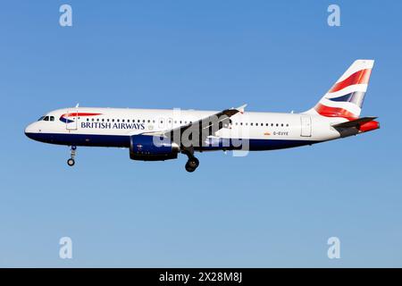 Un Airbus 320 della British Airways atterra all'aeroporto El Prat di Barcellona. Ci sono 8 voli diretti giornalieri da London Hethrow a Barcellona con British Airways Foto Stock