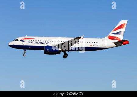Barcellona, Spagna. 23 dicembre 2023. Un Airbus 320 della British Airways atterra all'aeroporto El Prat di Barcellona. Ci sono 8 voli diretti giornalieri da London Hethrow a Barcellona con British Airways (immagine di credito: © Fabrizio Gandolfo/SOPA Images via ZUMA Press Wire) SOLO PER USO EDITORIALE! Non per USO commerciale! Foto Stock