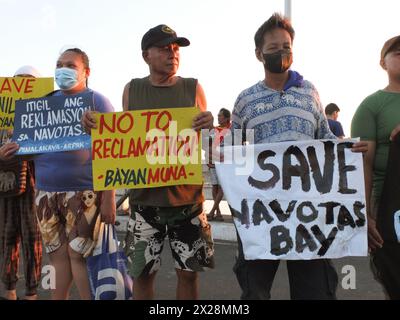 Navotas, Filippine. 20 aprile 2024. I manifestanti tengono cartelli che esprimono la loro opinione durante la manifestazione. Gruppi riuniti sotto la bandiera "difendere la baia di Manila", si riunirono nella città di Navotas per celebrare la giornata della Terra. I vari gruppi stanno spingendo per la conservazione della baia di Manila e chiedono al presidente Marcos Jr. Di cessare tutte le attività di bonifica che stanno distruggendo la baia. Credito: SOPA Images Limited/Alamy Live News Foto Stock