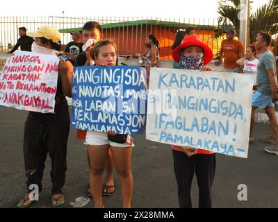 Navotas, Filippine. 20 aprile 2024. I manifestanti tengono cartelli che esprimono la loro opinione durante la manifestazione. Gruppi riuniti sotto la bandiera "difendere la baia di Manila", si riunirono nella città di Navotas per celebrare la giornata della Terra. I vari gruppi stanno spingendo per la conservazione della baia di Manila e chiedono al presidente Marcos Jr. Di cessare tutte le attività di bonifica che stanno distruggendo la baia. Credito: SOPA Images Limited/Alamy Live News Foto Stock