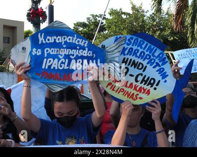 Navotas, Filippine. 20 aprile 2024. I manifestanti tengono cartelli che esprimono la loro opinione durante la manifestazione. Gruppi riuniti sotto la bandiera "difendere la baia di Manila", si riunirono nella città di Navotas per celebrare la giornata della Terra. I vari gruppi stanno spingendo per la conservazione della baia di Manila e chiedono al presidente Marcos Jr. Di cessare tutte le attività di bonifica che stanno distruggendo la baia. (Foto di Josefiel Rivera/SOPA Images/Sipa USA) credito: SIPA USA/Alamy Live News Foto Stock