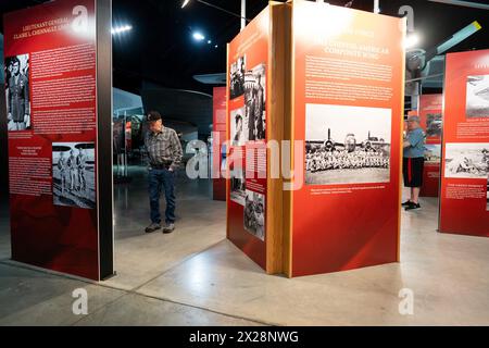 Pechino, Stati Uniti. 18 aprile 2024. Le persone visitano una mostra fotografica che commemora le Flying Tigers e i Doolittle Raiders, americani che hanno combattuto il Giappone nella seconda guerra mondiale in collaborazione con il popolo cinese, al National Museum of the U.S. Air Force di Dayton, Ohio, Stati Uniti, 18 aprile 2024. La mostra di sei mesi racconta le storie delle Flying Tigers e dei Doolittle Raiders con circa 100 foto e narrazioni dettagliate. Crediti: Liu Jie/Xinhua/Alamy Live News Foto Stock