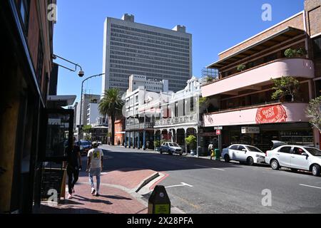 Vista di Long Street, una strada principale situata nella sezione City Bowl, famosa per essere un luogo di ritrovo bohémien a città del Capo, Sud Africa Foto Stock