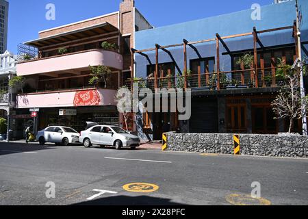 Vista di Long Street, una strada principale situata nella sezione City Bowl, famosa per essere un luogo di ritrovo bohémien a città del Capo, Sud Africa Foto Stock