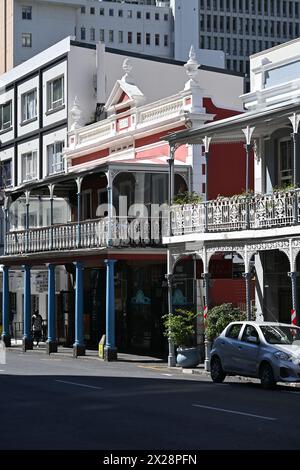 Vista di Long Street, una strada principale situata nella sezione City Bowl, famosa per essere un luogo di ritrovo bohémien a città del Capo, Sud Africa Foto Stock