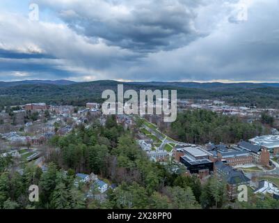 Foto aerea di primavera di Hannover, NH, in una giornata parzialmente nuvolosa. Foto Stock