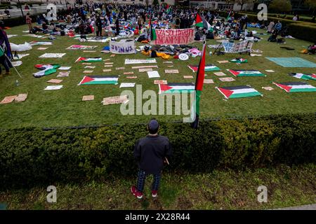 New York, Stati Uniti. 19 aprile 2024. Studenti e attivisti pro-palestinesi si riuniscono all'interno del campus della Columbia University per un terzo giorno per protestare contro la posizione dell'università su Israele il 19 aprile 2024 a New York. L'amministrazione dell'università ha chiesto al NYPD di cancellare una manifestazione pro-palestinese il 18 aprile e ha arrestato oltre 100 studenti e manifestanti. (Foto di Michael Nigro/Pacific Press) credito: Pacific Press Media Production Corp./Alamy Live News Foto Stock