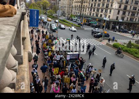 New York, New York, Stati Uniti. 19 aprile 2024. Studenti e attivisti pro-palestinesi si riuniscono fuori dal campus della Columbia University per un terzo giorno per protestare contro la posizione dell'università su Israele il 19 aprile 2024 a New York. L'amministrazione dell'università ha chiesto al NYPD di cancellare una manifestazione pro-palestinese il 18 aprile e ha arrestato oltre 100 studenti e manifestanti. (Credit Image: © Michael Nigro/Pacific Press via ZUMA Press Wire) SOLO PER USO EDITORIALE! Non per USO commerciale! Foto Stock